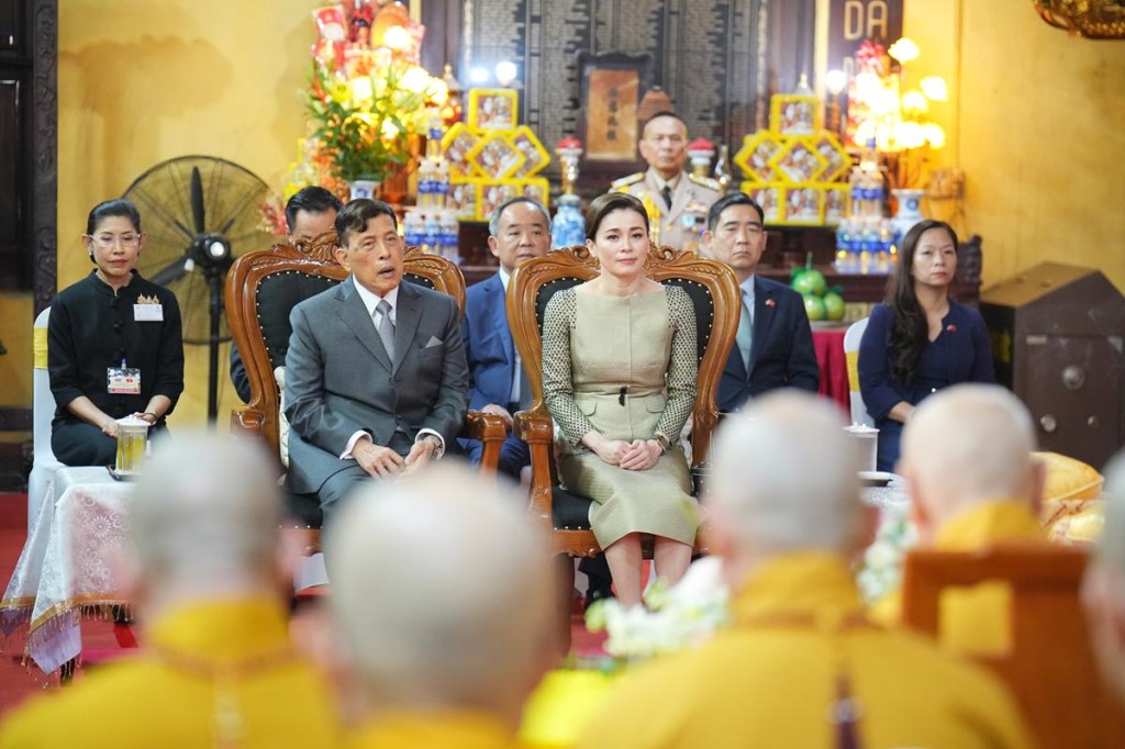nha vua thai lan tham chua quan su_nguoiphattu.com210.jpg